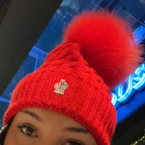 Moncler mössa - Säljer denna moncler mössa den är äkta. Ni står för frakt ❤️
