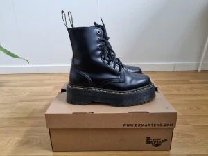 Dr Martens Jadon  - Ett par Dr Martens Jadon i nyskick. Använda en gång ute och säljes pga att de är för små vid tårna på mig.  Inköpspris var 2400:- 