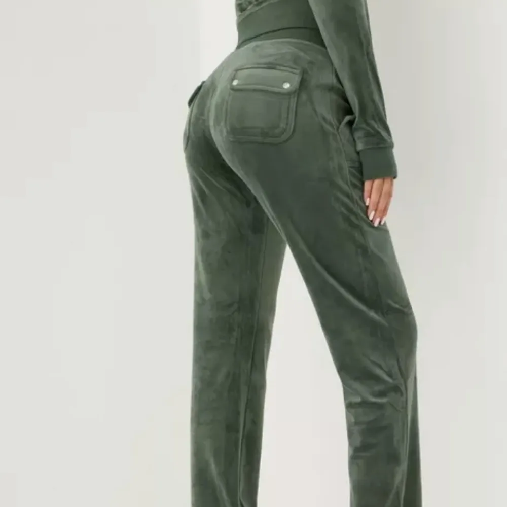 Intressekoll på mina mörkgröna juicy couture byxor som har varit väldigt efterfrågade, skriv till mig privat om ni är intresserade💗💗. Jeans & Byxor.
