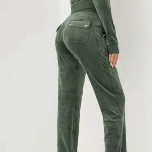 Intressekoll på mina mörkgröna juicy couture byxor som har varit väldigt efterfrågade, skriv till mig privat om ni är intresserade💗💗
