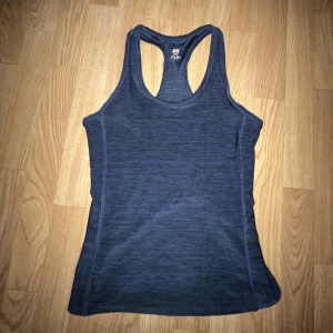 Träningslinne - Träningslinne från H&M sport i storlek S. Mycket strecht och mycket mjukt material.💙