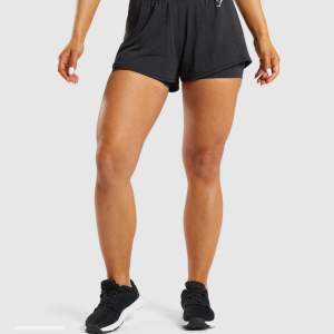 Säljer dessa vital seamless 2 in 1 shorts från Gymshark i storlek S. Aldrig använda. Skickar spårbart, köparen står för frakt. 