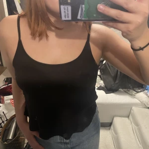 Svart linne - Svart löst och tunt linne från H&M. Storlek XS men passar S/M också.