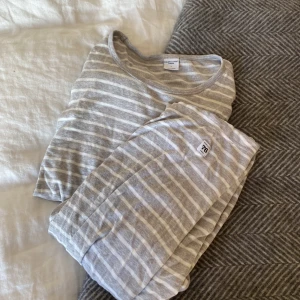 Polarn o pyretpyjamas  - Grå/vit randig pyjamas från polarn o pyret i fint skick! 