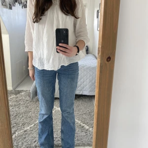 Blåa lågmidjade jeans från Weekday - Jag säljer dessa jättefina lågmidjade blåa jeansen från Weekday. Dem är storlek 26 i midjan och 32 i längd. De sitter jätte bra mig som är ca 168 cm. Kontakta för fler bilder💗