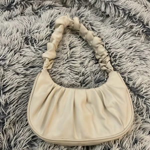 Handväska - Bra skick, mindre fläck som inte syns så bra, Kontakta innan köp nu!❤️