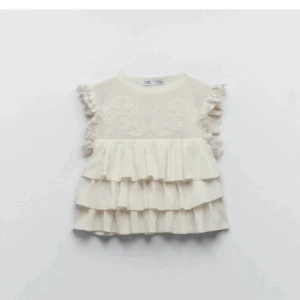 Blus  - Säljer denna fina blus från zara som endast är använd en gång. Säljer då den inte kommer till användning 💗