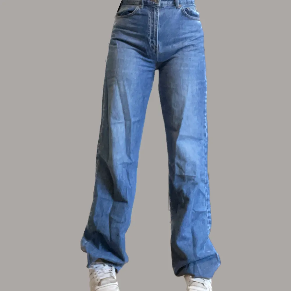 Super fina Baggy jeans! Syns inte på bilderna men de är fransade där nere. Jag är ca 168 cm💙. Jeans & Byxor.