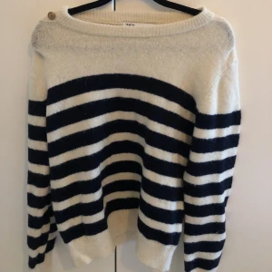 Zara tröja  - Stickad tröja från Zara, helt ny oanvänd. Passar löst, varken oversize eller cropped. Möts upp i Uppsala!