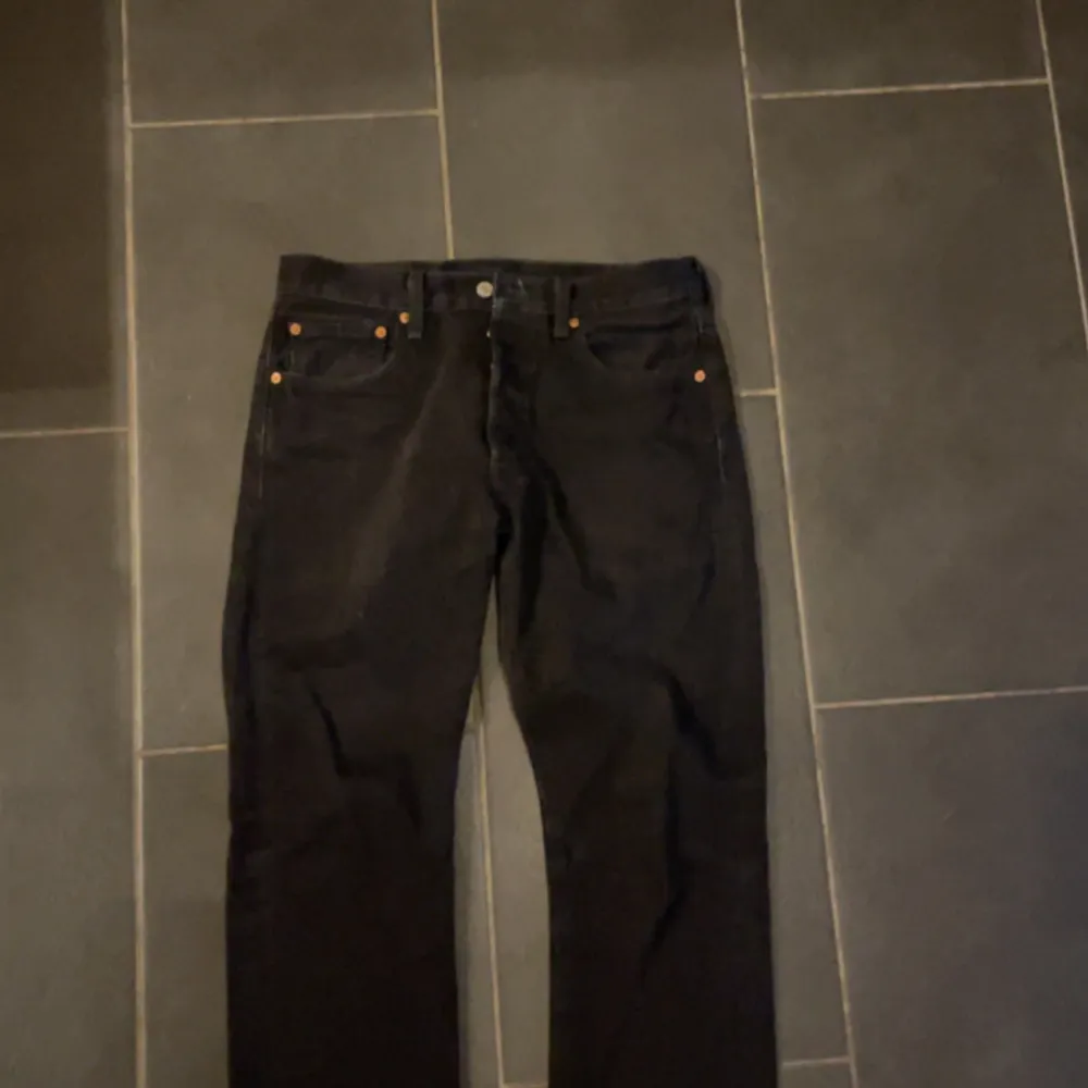 Hej jag säljer nu mina Levis jeans som jag har växt ur. Skick 6/10. Jeans & Byxor.