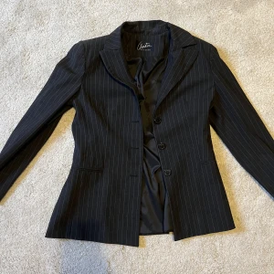 Svart randig kavaj  - As snygg o framhävande kavaj i ett randigt mönster 😍normal passform med lite indragen midja (syns på bild så inte särskilt mycket)! denna gör sig så himla snygg på och är i en strl S men passar både xs o m beroende på hur man vill ha den! (Säljer jeansen)