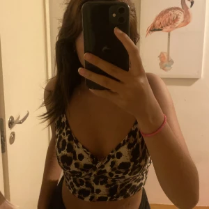 Topp - Säljer denna super fina topp från shein, för den inte kommer till användning tyvärr, använt 1 gång så den är i nyskick, storlek xs men skulle säga att den är större. Hör av er om ni har frågor💞