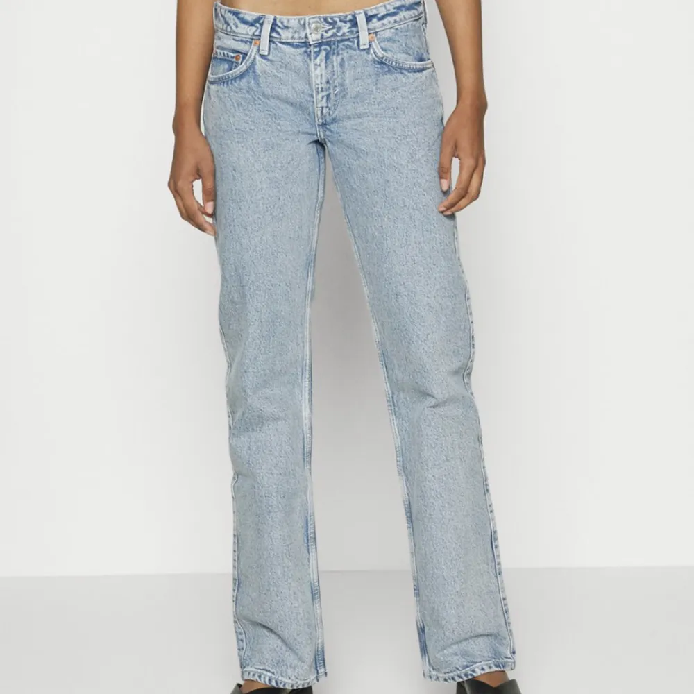 Säljer min Weekday jeans! Dom är i fint skick och sparsamt använda. Nypris ca 500kr 💗 Du står för frakten . Jeans & Byxor.