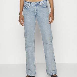 Säljer min Weekday jeans! Dom är i fint skick och sparsamt använda. Nypris ca 500kr 💗 Du står för frakten 
