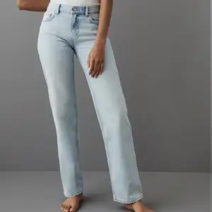 Säljer mina lågmidjade vida jeans ifrån ginatricot då de tyvärr är förstora så därav varsamt använda!❤️ Strl, 36  nypris, 499