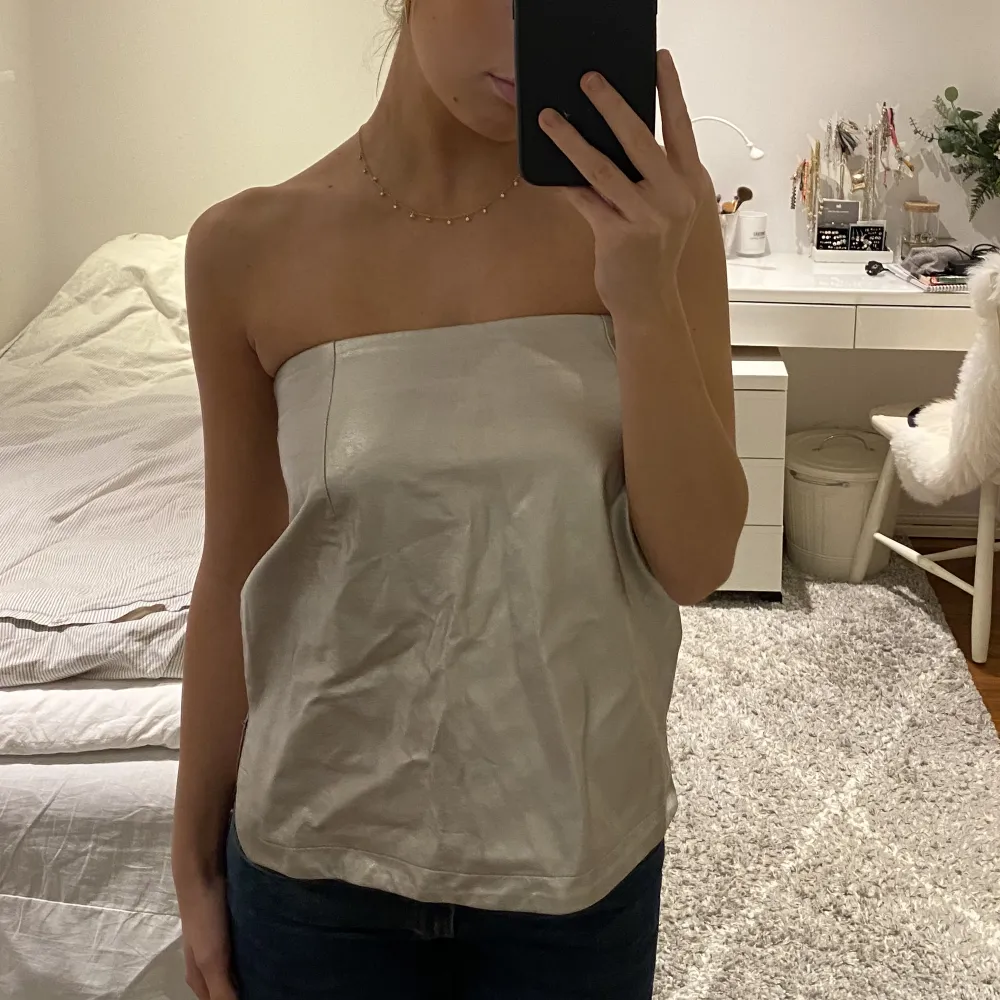 Super snygg bandeau topp från zara! Köpt för några år sedan men mycket sparsamt använd💕 Storlek Xs men passar även S. Säljs då jag rensar garderoben . Toppar.