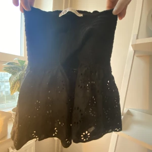 Zara linne - Jättefin och trendig topp från zara💘 säljer pga att den är för liten tyvärr.  Tryck inte på köp nu innan ni har kontaktat mig☺️