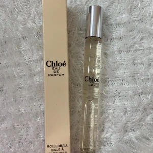 Chloé Eau de parfum 10 ml  - Endast provad en droppe men föll mig inte i smaken helt tyvärr.  Roll-on parfym, perfekt i väskan🤍    Byter gärna om du har  Viva la juicy   Clean - skin  Ysl opium  Jimmy choo - blossom  Miss dior - blooming bouquet 