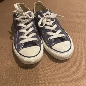 Hej! Jag säljer ett par fantastiska blåa converse all star skor i strl 35! Dom är endast använda ett par gånger och är i riktigt bra skick, kontakta mig vid frågor😊