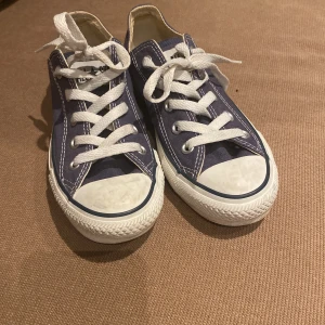 Blåa converse strl 35 - Hej! Jag säljer ett par fantastiska blåa converse all star skor i strl 35! Dom är endast använda ett par gånger och är i riktigt bra skick, kontakta mig vid frågor😊