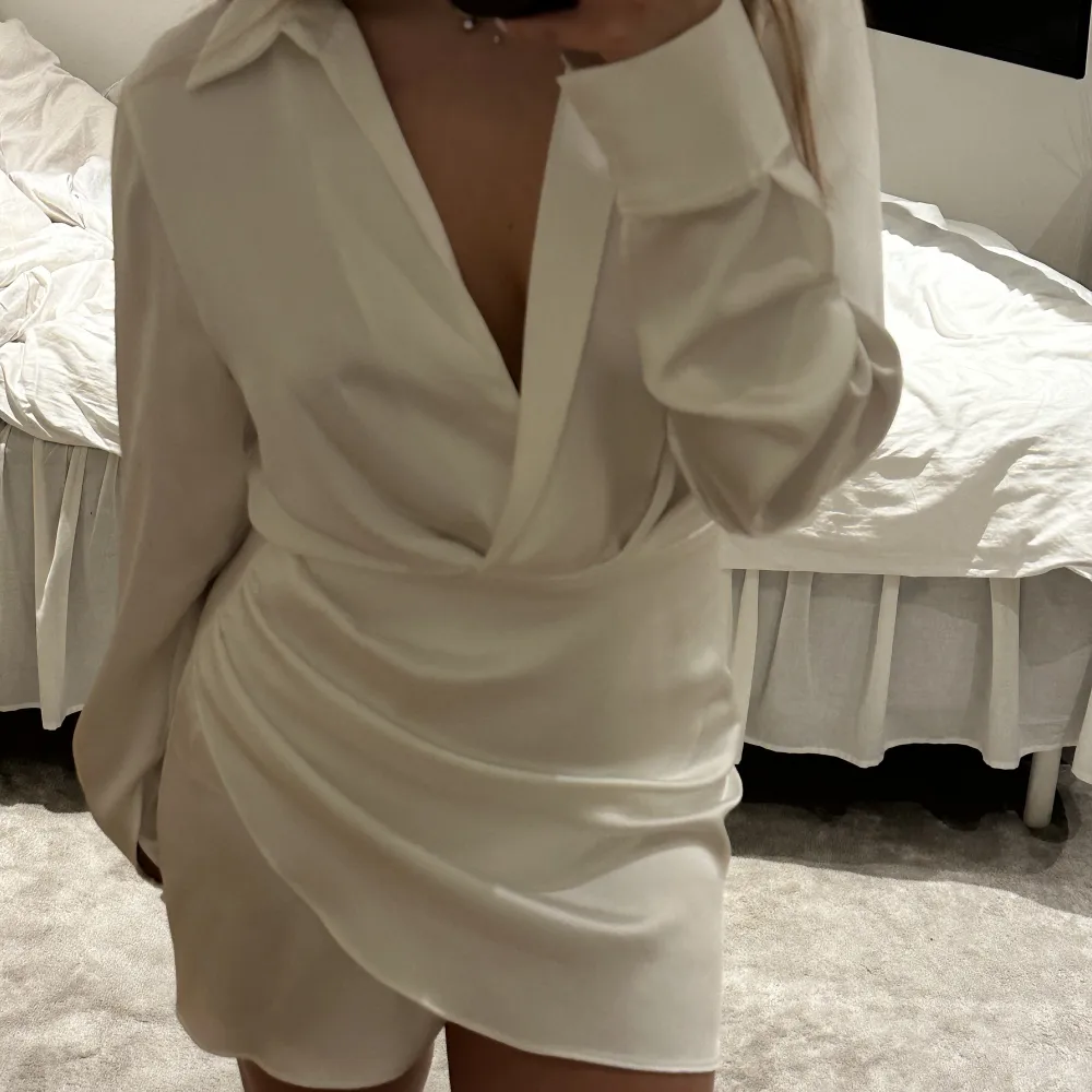 Säljer min assnygga vita klänning från Zara, perfekt till studenten! Strl XS. Säljes då den inte kommer till användning💗. Klänningar.