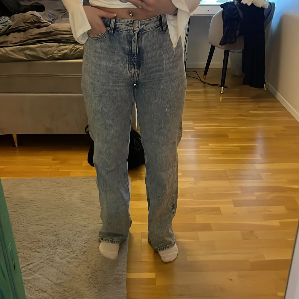 Supersnygga ljusblåa jeans som är midwaist, tyvärr har dem blivit för små och därav säljer jag dem! Jag är 163cm. Jeans & Byxor.