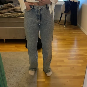 Blåa jeans - Supersnygga ljusblåa jeans som är midwaist, tyvärr har dem blivit för små och därav säljer jag dem! Jag är 163cm