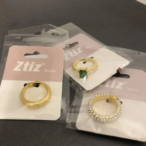 Ringar  - Säljer dessa populära ringar som liknar ANI. Tyvärr är för stora för mig och är endast testade. Obs!!! Säljs alla tre tillsammans. Frakt (brev) tillkommer på 15 kr ✨