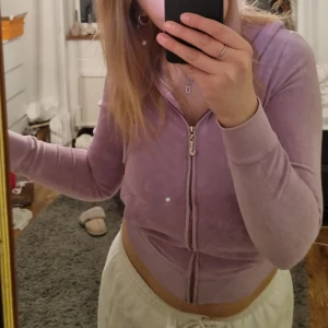 Juicy Couture kofta - KOMMER UPP MER JUICY I MIN PROFIL SNART❣  Juicy Couture kofta i stl S. Bra skick. Nån liten sten som släppt på J:et. Samt ett litet hål på insidan av fickan, alltså inget som syns alls. Köparen står för frakt.