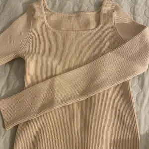 En fin beige tröja från SHEIN. Använt Max 2/3 gånger. 🤍 mjukt och fint material :) Ny pris 149. 