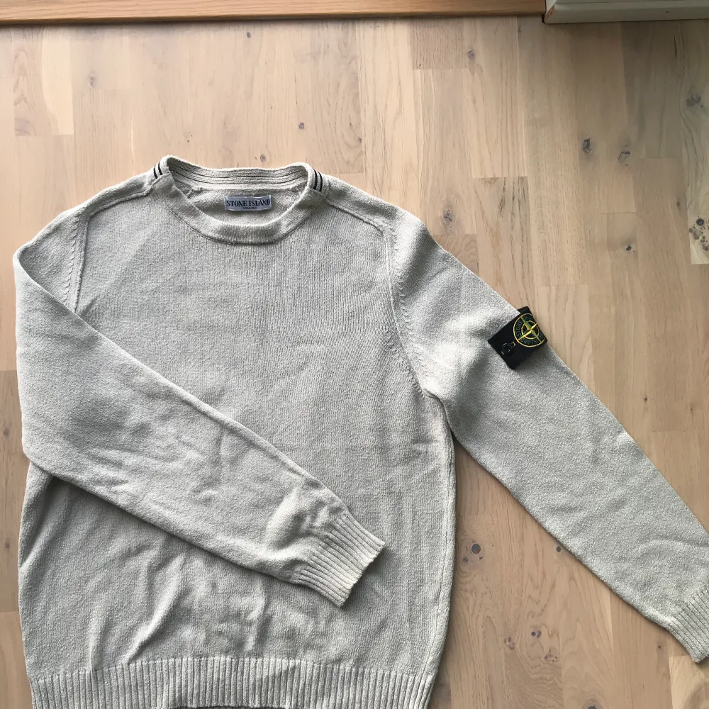 Stone island tröja passar S. Säljer då jag inte använder den längre. Köparen står för frakt📦. Stickat.