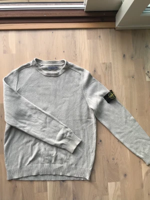 Stone Island tröja  - Stone island tröja passar S. Säljer då jag inte använder den längre. Köparen står för frakt📦