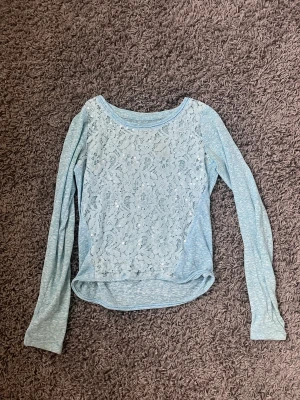 Långärmad tröja💙❤️‍🔥 - Långärmad tröja med glitterpaljetter på! Cool som festtopp🫶🫶🫶🫶🫶