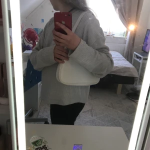 Väska - En jättefin väska som är en axelremsväska köpt för 199kr men är i jättebra skick och köparen står för frakt😊