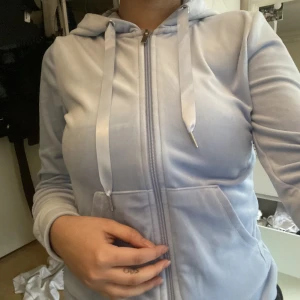 Tjocktröja Gina  - Använd fåtal gånger och är i bra skick, strl XXS men sitter som en XS