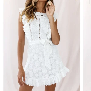 STUDENTKLÄNNING DM - Säljer denna jättefina studentklänning från Dennis Maglic! Perfekt till studenten eller till sommaren. Helt oanvänd med lappar kvar, köpte för 799 + frakt. Strl. L men då den är liten i strl passar den S/M. Säljer då jag köpte två! Hör av er vid intresse❤️