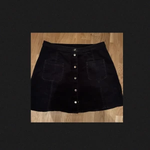 Svart kjol - En cool svart kjol som passar till allt! Kjolen är kort och knäpps med knapparna där fram. Köparen står för frakt😘 