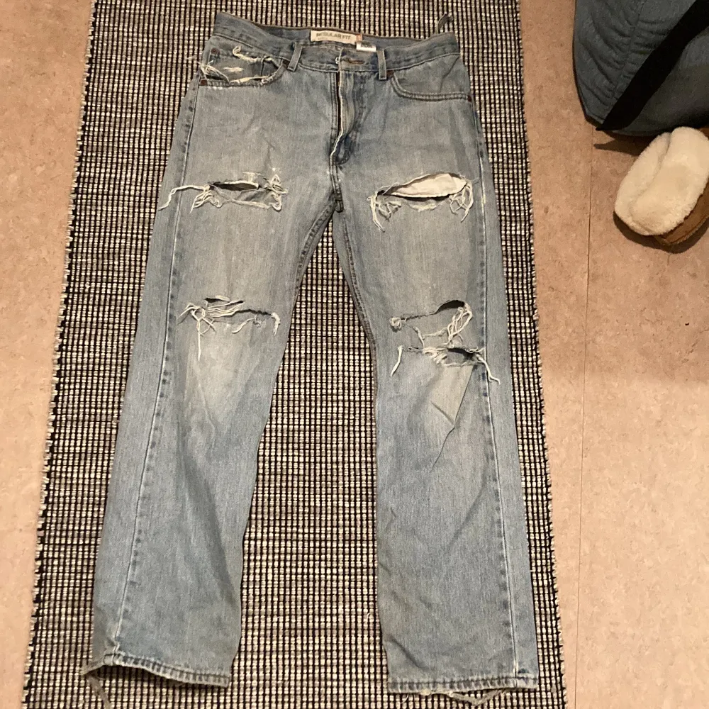 JÄTTEsnygga Levis jeans 505. Tyvärr har de gått sönder på många ställen men de är fortfarande snygga att ha på sig🤩. Även gylfen har gått sönder så byxorna går inte att knäppa upp helt. Stl W32L30. Jeans & Byxor.