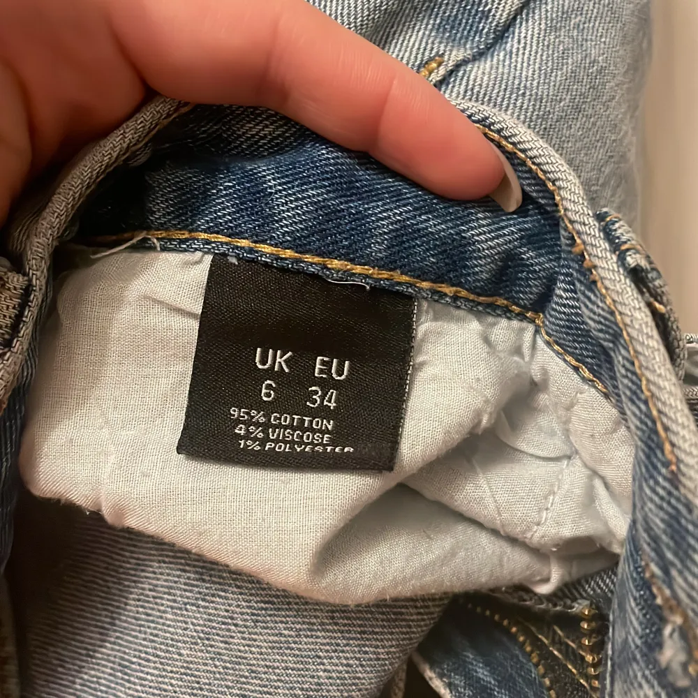 Från plt köpta 2021, storlek 34 för tajta på mig  Ska vara tajta med lös passfrom nertill. Jeans & Byxor.