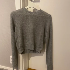 Stickad tröja  - Grå stickad tröja från hm, säljer då den är för liten💞 oanvänd! 