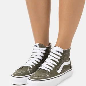 Gröna vans  - Säljer mina höga gröna vans. Använda fåtal gånger. Storlek 39. Pm för fler bilder 💕 nypris 899