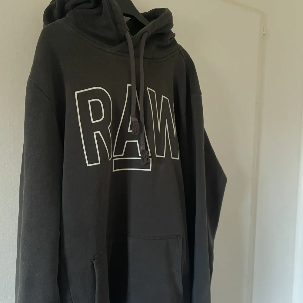 Snygg g-star raw hoodie i bra skick! Den är mörkgrå, nästan svart.. Hoodies.