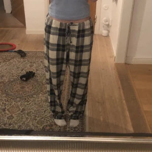Pyjamas byxor💗 - Jätte fina pjamas byxor, köpt för ca 500 säljer för 250 knappt använda💗 passar hyfsat bra på mig som är 159💗💗 köparen står för frakt💗