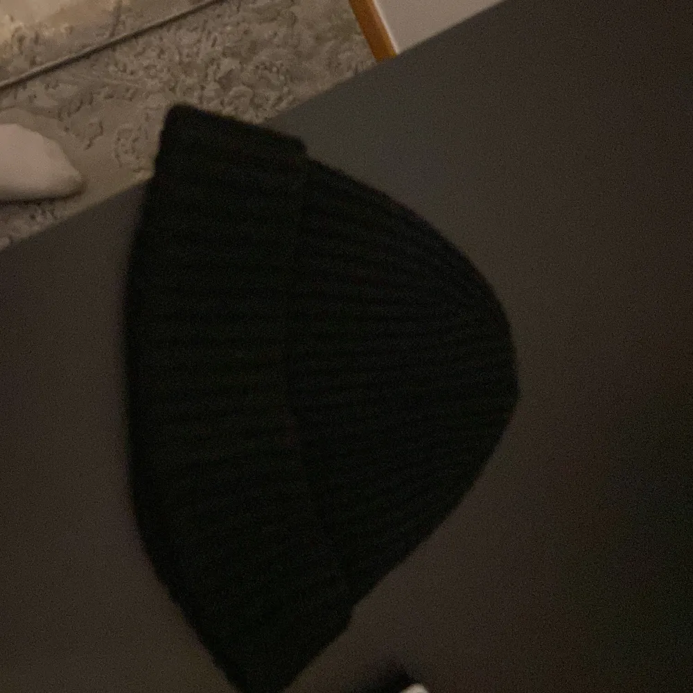 Hej! Jag säljer min cp Company mössa då jag inte tycker jag passar i längre, mössan är 1-2 månader gammal och är i bra skick, jag köpte mössan för 1299:kr. Övrigt.