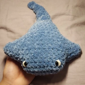 Handvirkat  - Gullig liten virkad rocka som går att beställa i olika färger🐟❤️