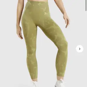 Träningstights från gymshark i storlek medium, knappt använda. I deras modell adapt camo seamless, nypris 599kr🦋 hör av er vid frågor eller intresse 💕