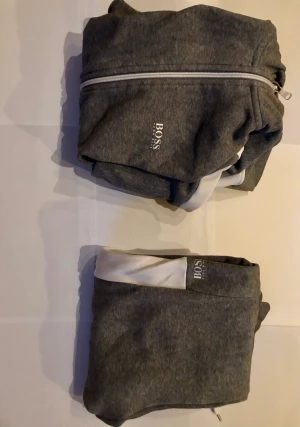 Hugo boss dress  - En Hugo boss dress ekat. I grå och vitt,, för väldigt billigt pris 