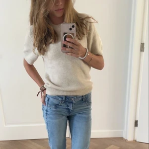 Super mysig tröja 🫶🏻🫶🏻 - Stockholm stil, super mysig och härlig😍 passar storlek M också. Köpte den för ungefär 2 veckor sen, dock så passar den inte mig så bra:))