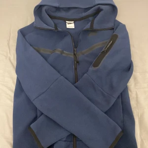 Nike Tech fleece Blå - Bara koftan! Den är i mycket bra skick köptes för drygt ett halv år sen snygg och matchar med det mesta!