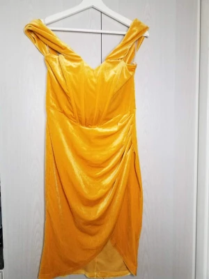 Klänning  - Aldrig använt  